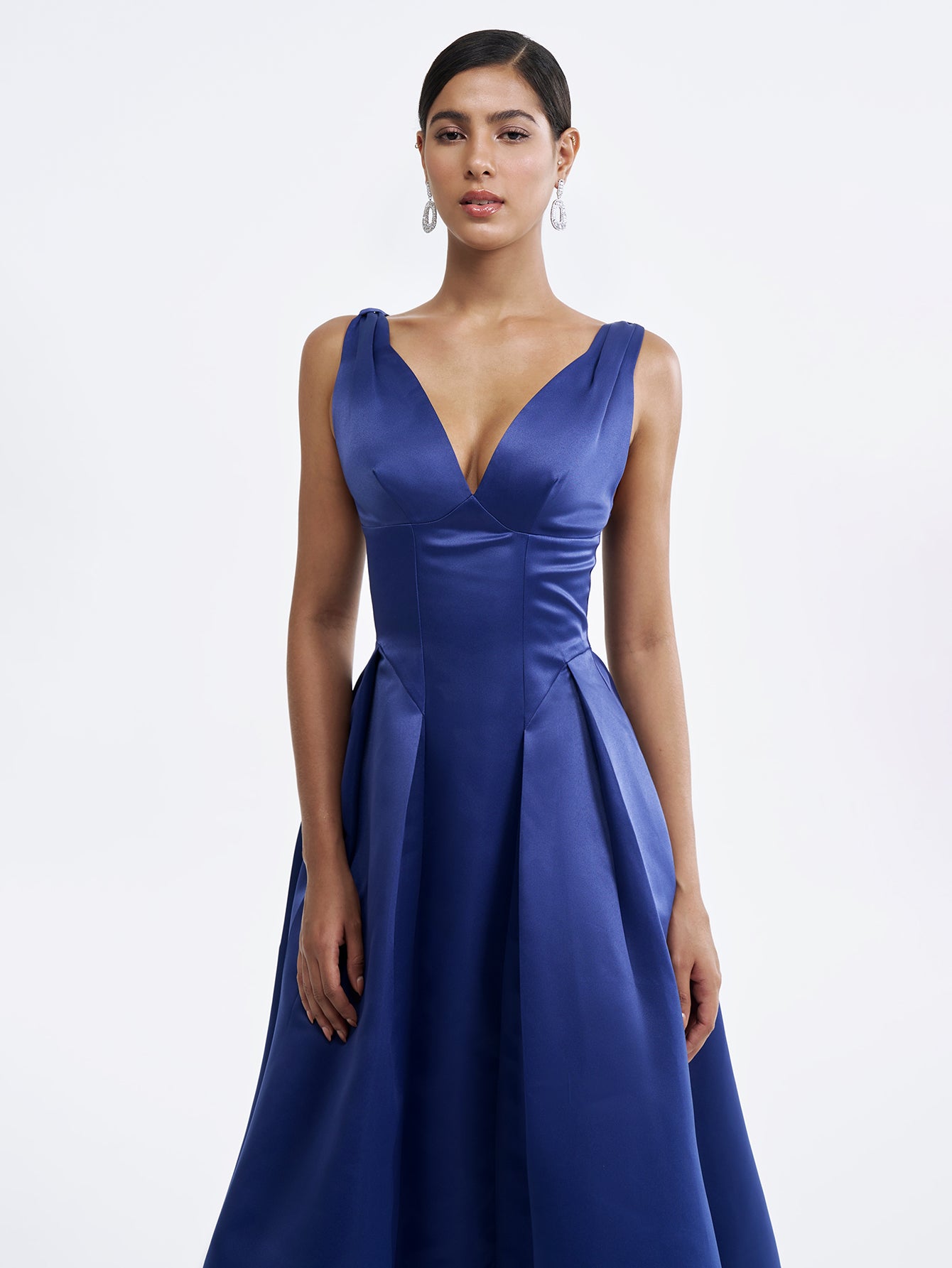 Elegantes Satin Cocktailkleid mit V-Ausschnitt