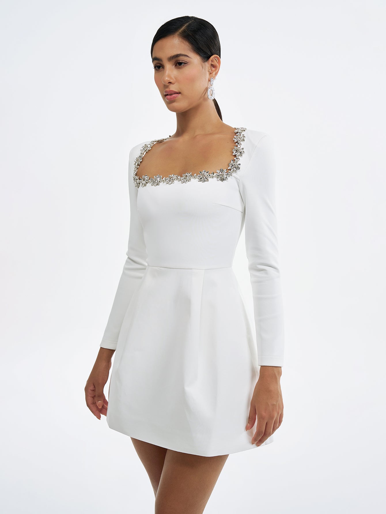 Vestido mini blanco de manga larga con escote cuadrado brillante y bolsillos