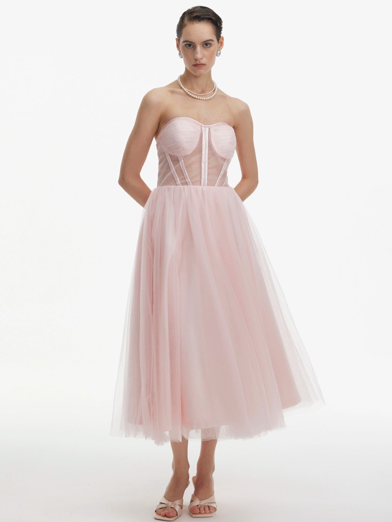 Robe mi-longue en tulle bouffante sans bretelles