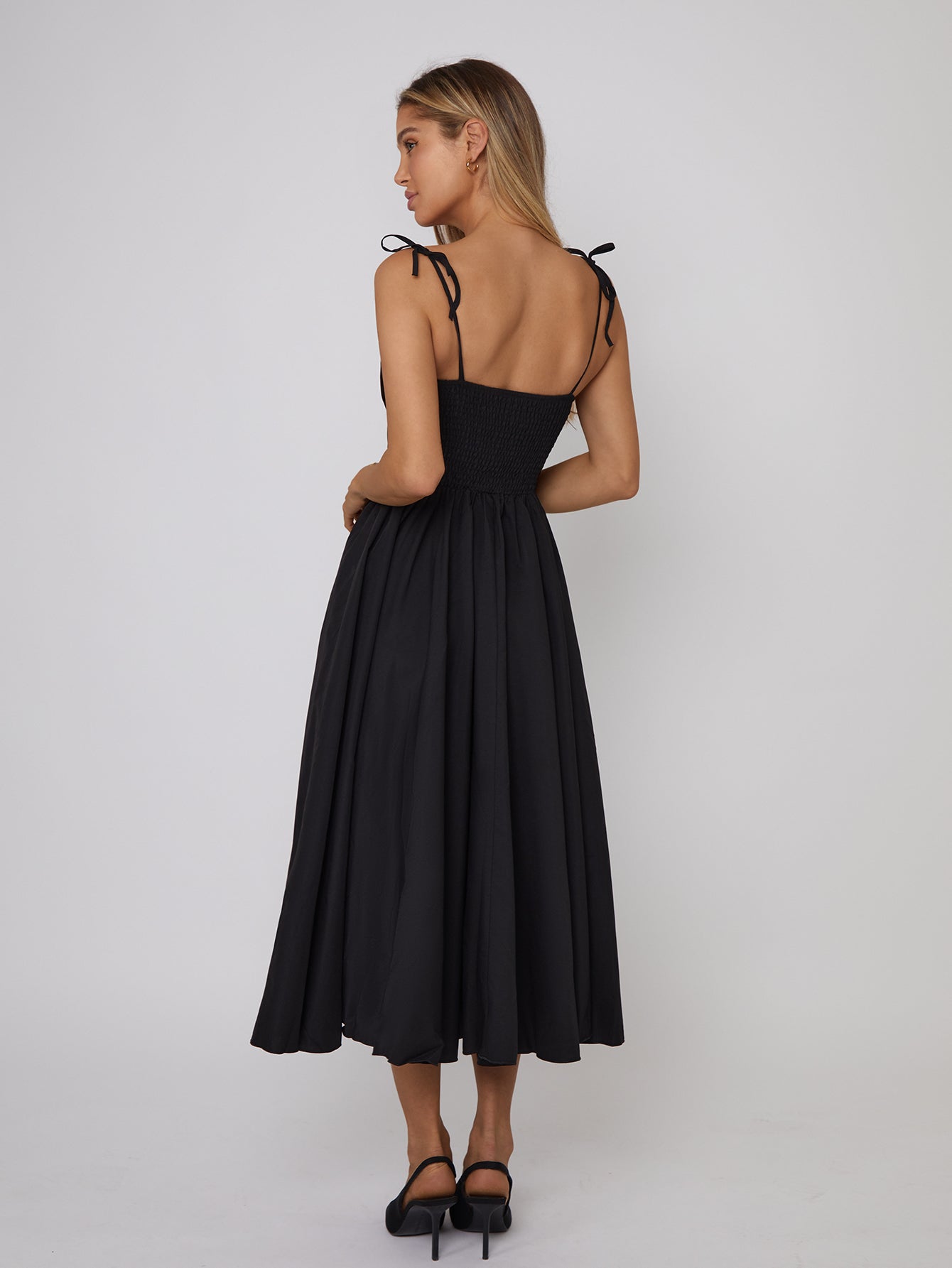 Elegant Black Midi Dress with Ruched Bust and Adjustable Straps