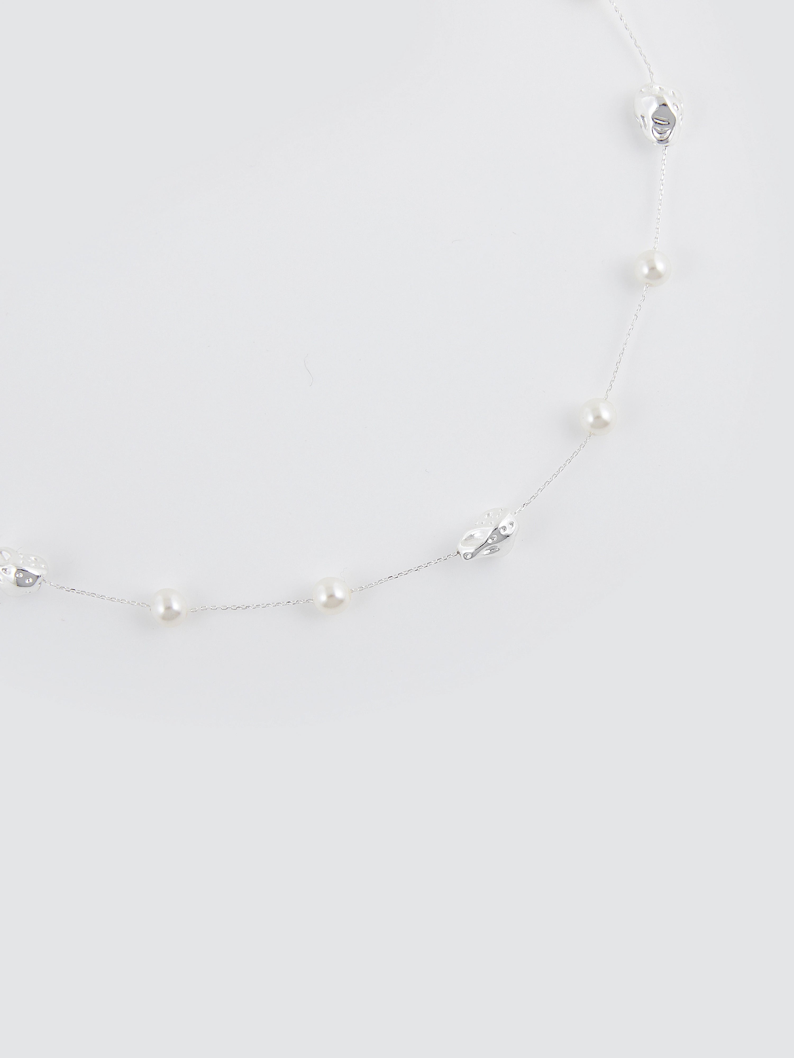 Long Pearl Niche Necklace